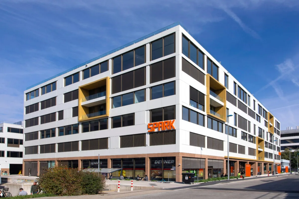 Façade du campus Spark, nouveau pôle de formation professionnelle à Plan-les-Ouates
